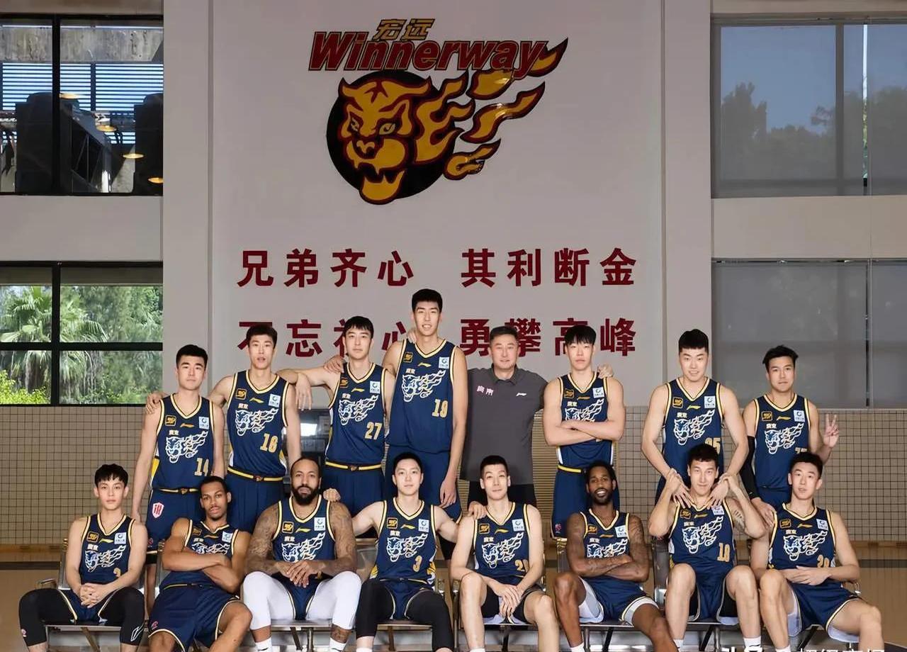 联赛揭幕战中，强队大获全胜，引发热议的简单介绍