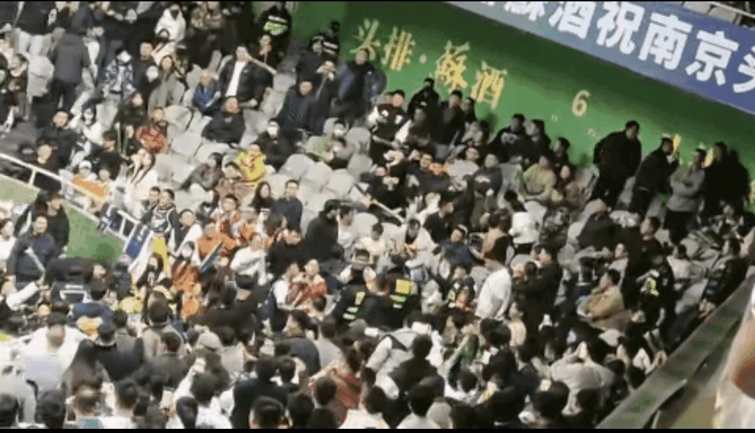 本土篮球赛事火爆展开球迷狂热争战