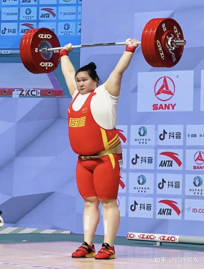 开云体育-捷克举重女将力克对手，夺得桂冠