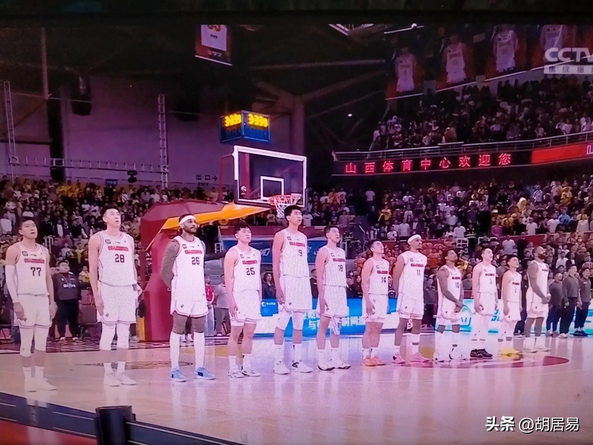 篮球职业选手联手为球队取胜