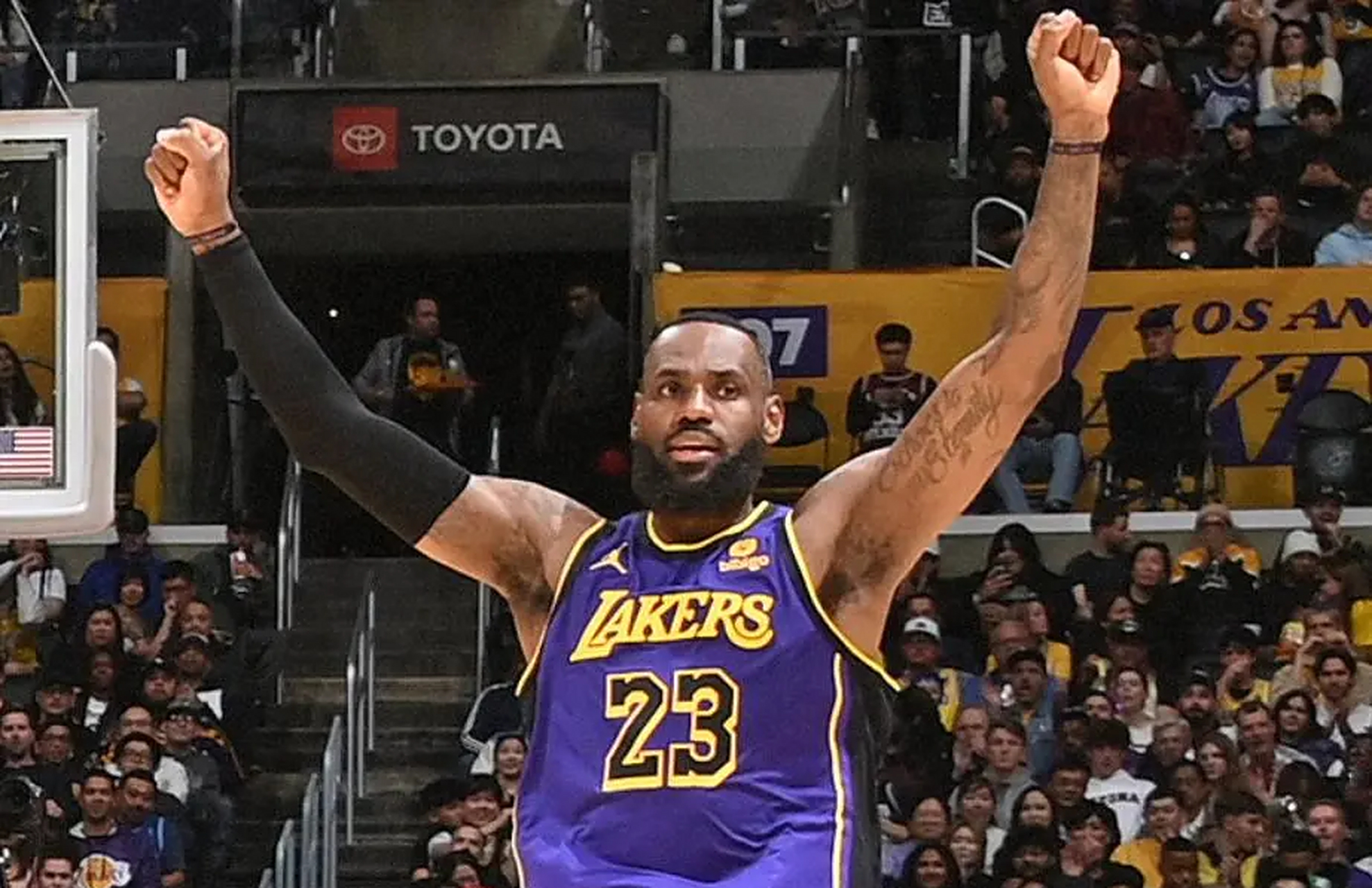 湖人擒马刺，詹姆斯表现出色带队胜利