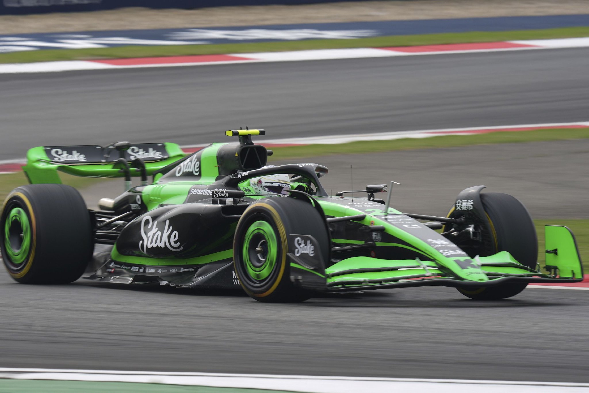 开云APP-阿斯顿马丁翻盘雷诺车队，周冠宇高光表现