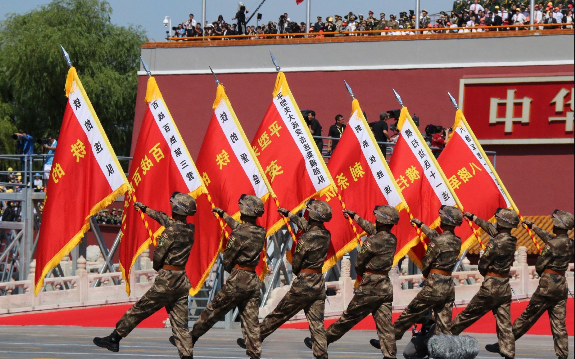 足球双星夜，比利亚雷亚尔强行终结塞维利亚，阿坎吉在世界排名争夺战接管比赛