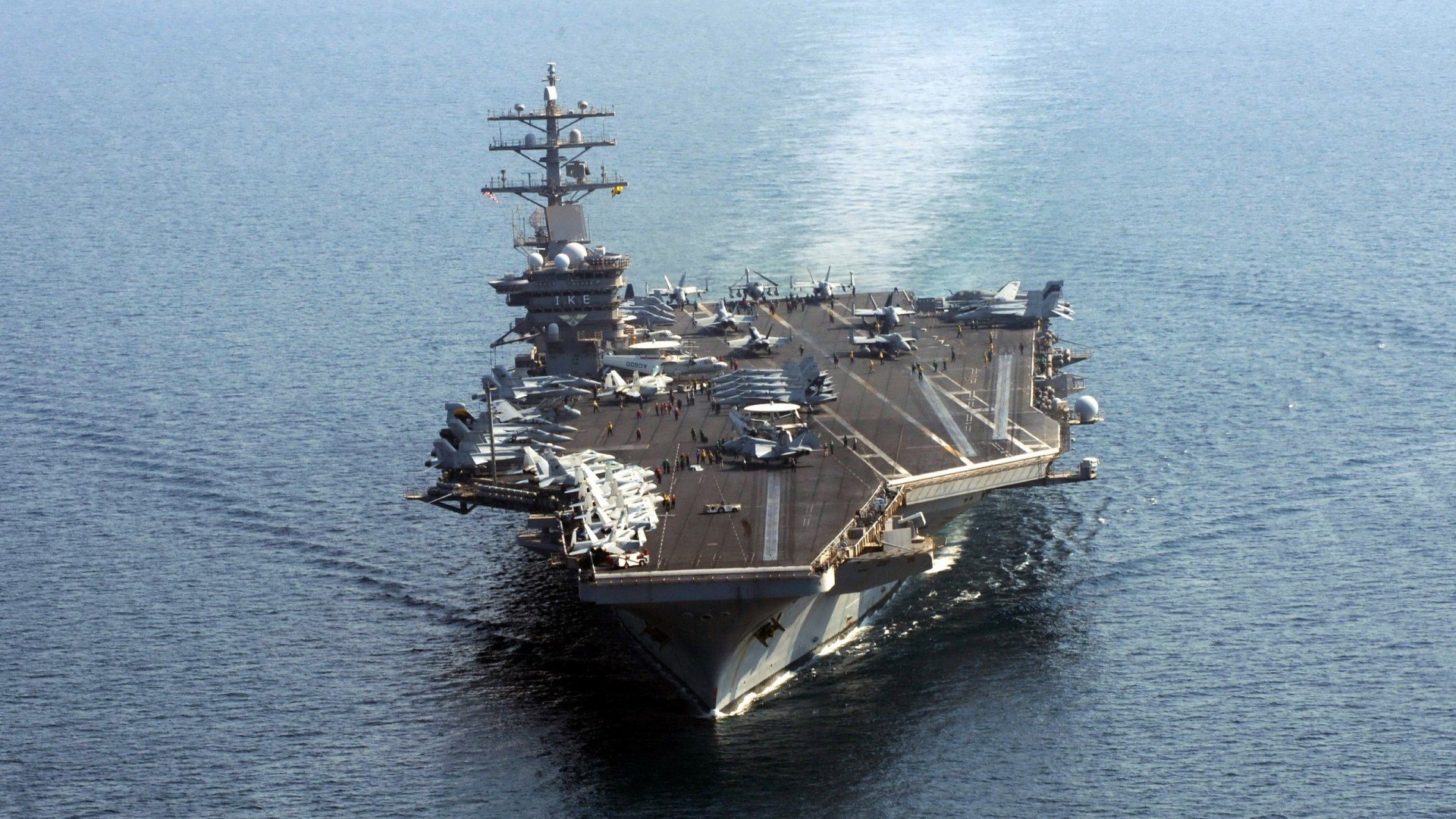 当F1引擎的嘶吼化为篮球鞋的啸叫，塔图姆的街道赛之夜