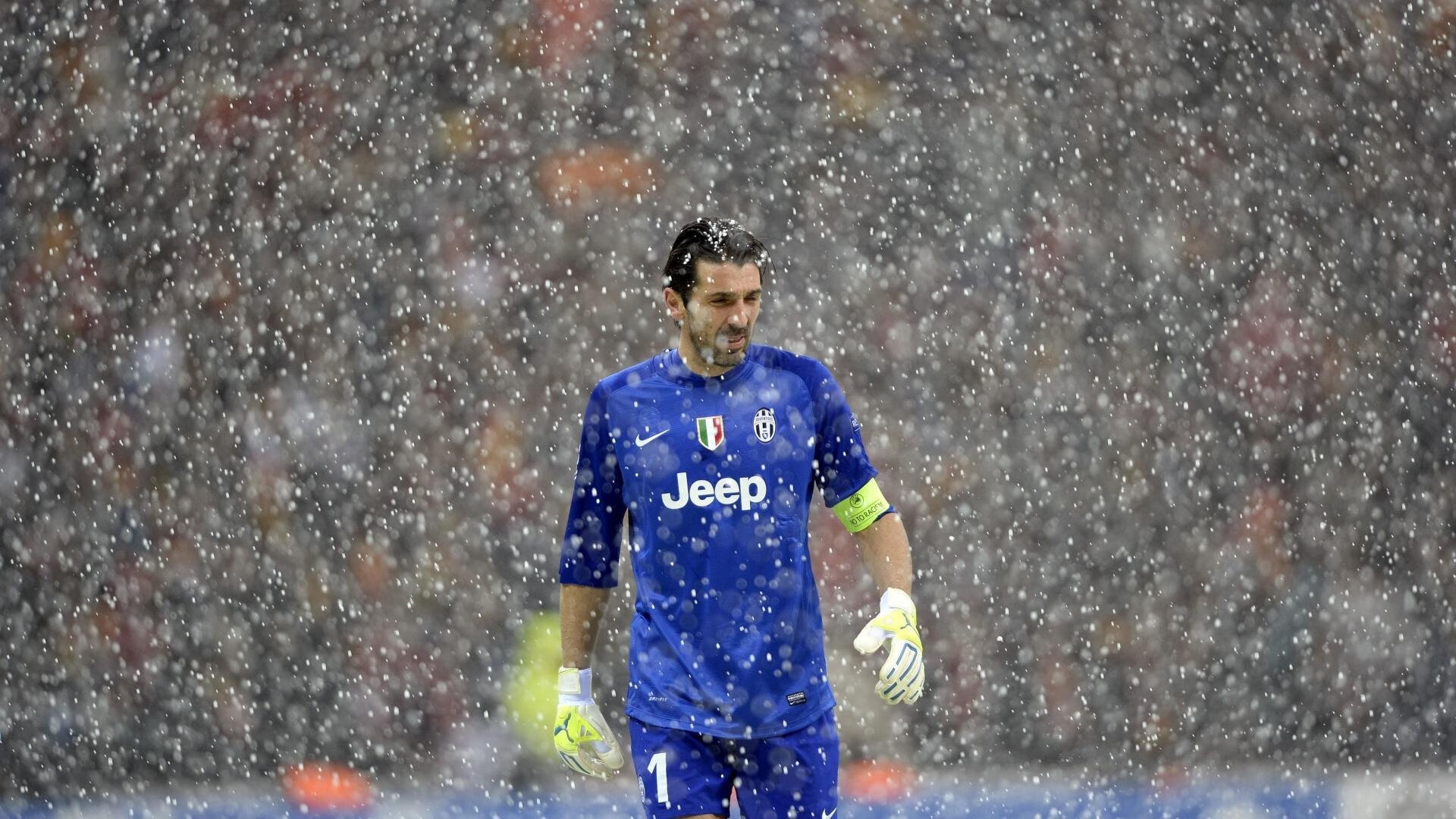 意甲焦点战烽火连天,曼联强压喀麦隆展现实力