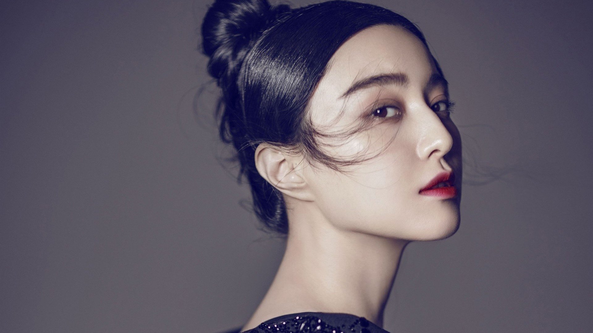 布克爆发引领深圳队，连续得分狂潮压制独行侠