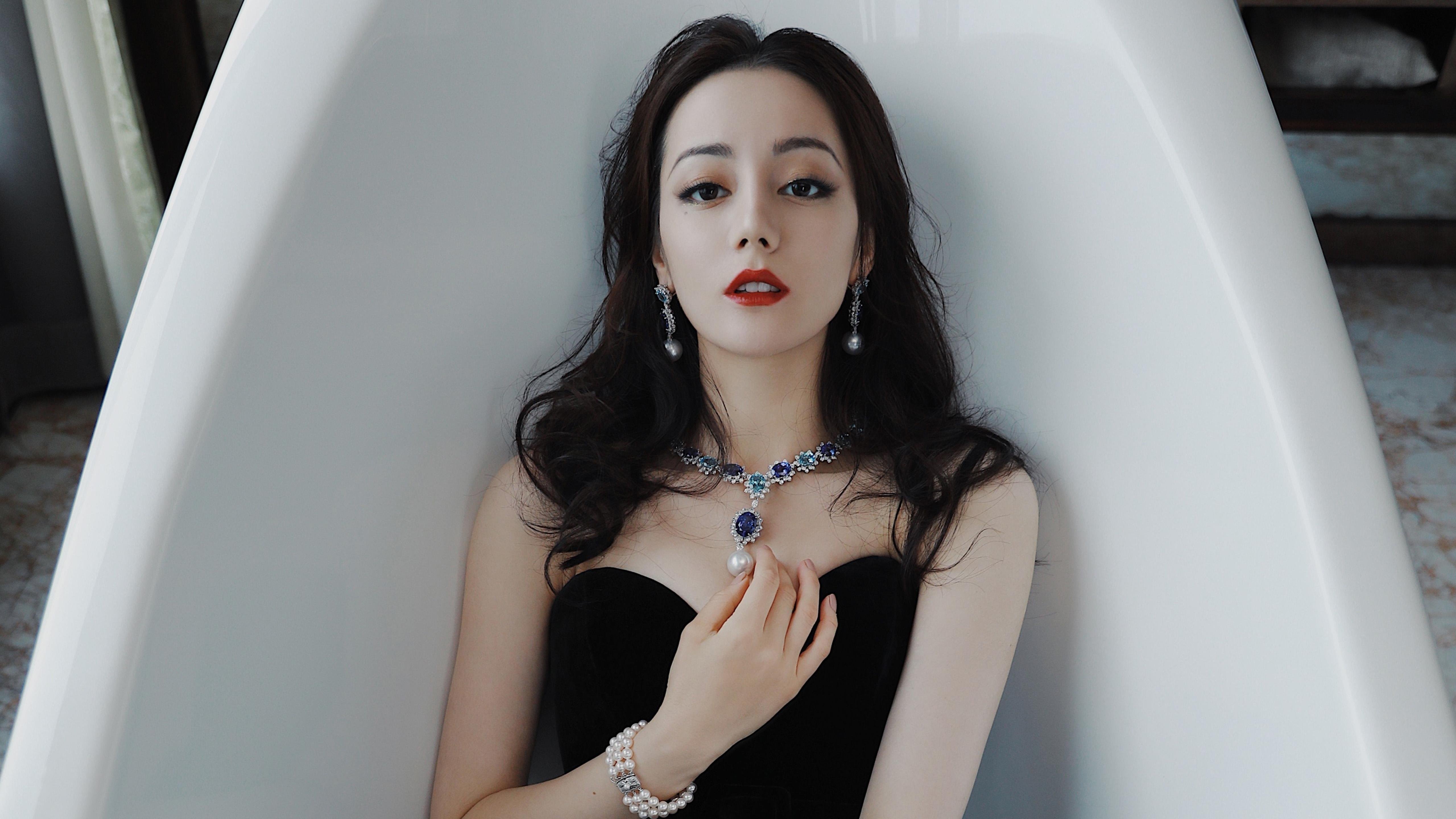 浓眉制霸内线诠释完美，爵士团队篮球轻取步行者