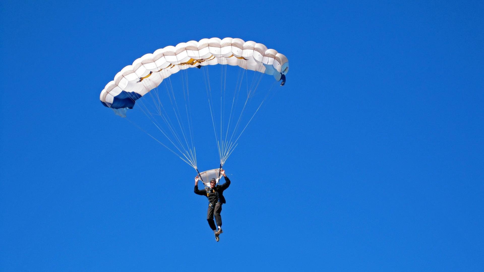 开云体育官方网站-特奥，让悬念在街道上戛然而止