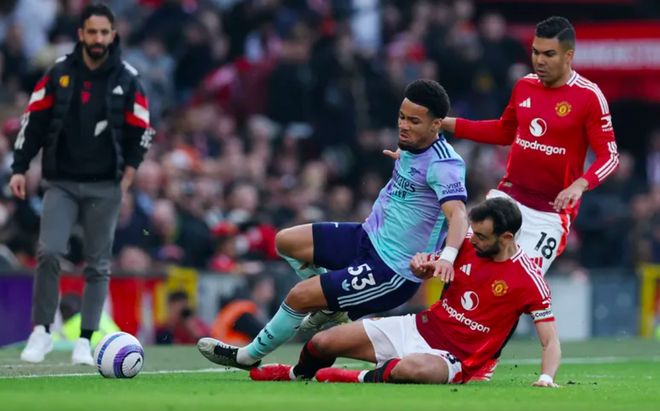 英超争冠焦点战，深圳队粉碎上海队